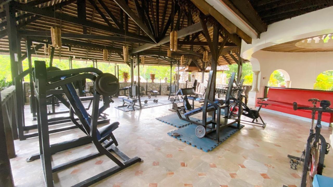 Tropicana Castle Dive Resort Powered By Cocotel Puerto Galera Buitenkant foto