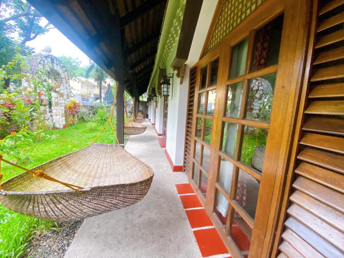 Tropicana Castle Dive Resort Powered By Cocotel Puerto Galera Buitenkant foto