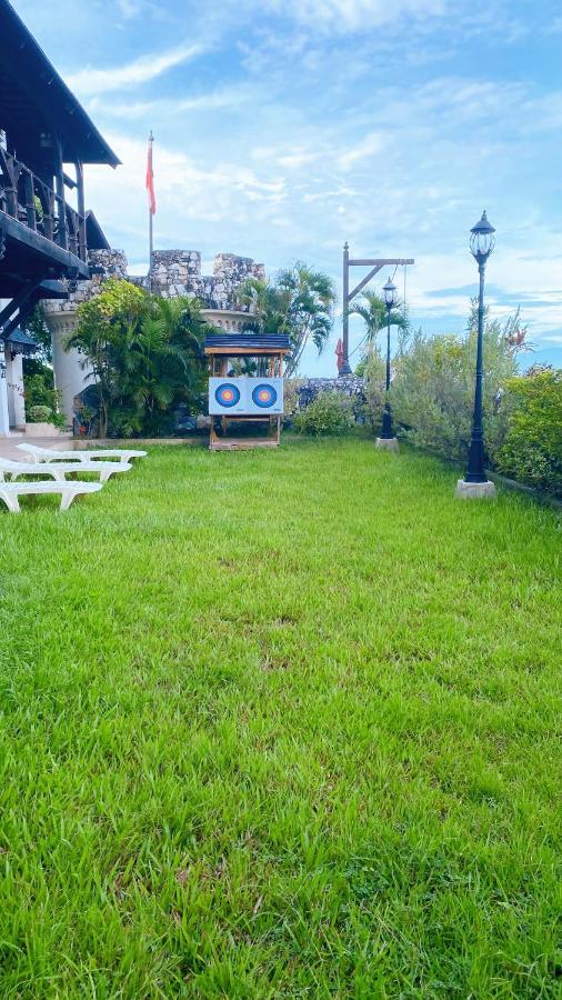 Tropicana Castle Dive Resort Powered By Cocotel Puerto Galera Buitenkant foto